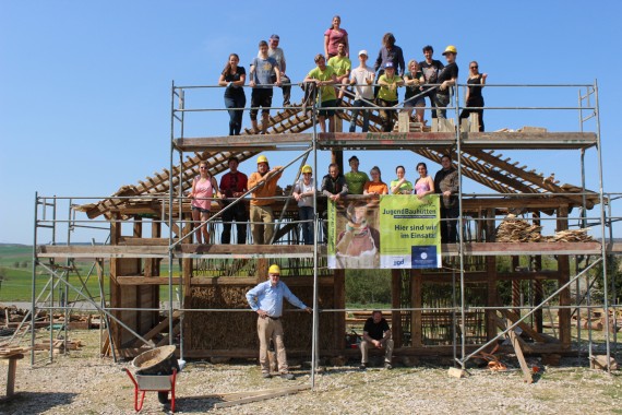 Die Jugendlichen der Jugendbauhütte Regensburg, die einen Teil eines Römerhauses nachgebaut haben