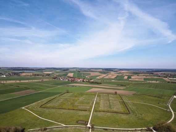 Gelände des Römerparks von oben, mit Wegen und gepflanzten Umrissen des Kastells